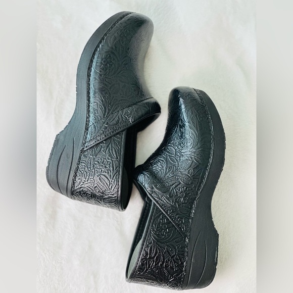 Dansko XP 2.0 Floral Tooled Women’s Work Clogs Size 40 or US size 9.5-10 - Picture 5 of 10